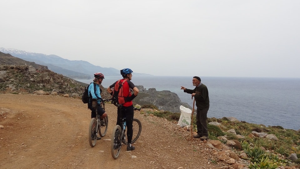 old-man-show-the-way-to-cyclists-asterousia-mountains-crete