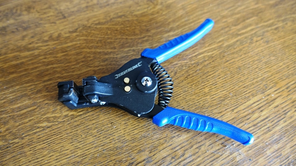 Universal spoke holder pliers by cyclingcreta 1-min